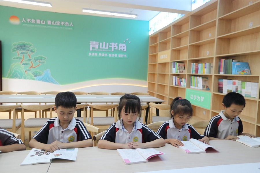 1751355835126943.jpg 20250626 青山书角-内文4.jpg